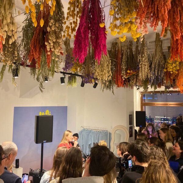 Héléna, chante sous les fleurs de la ‘Réserve’
